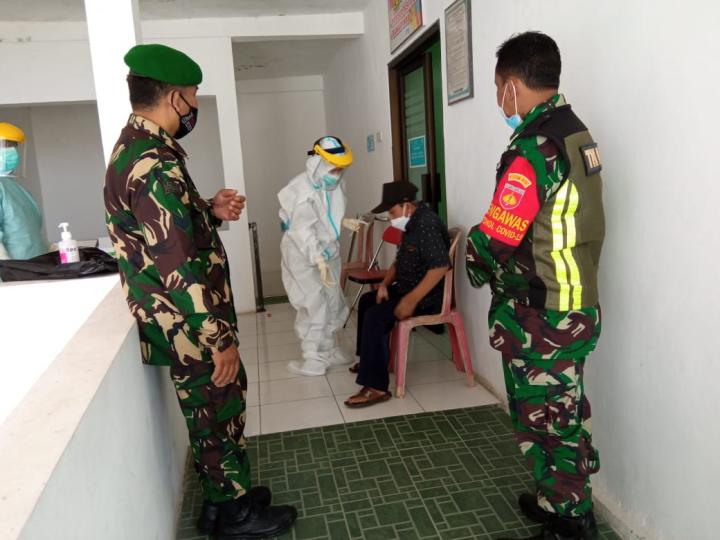 Anggota Koramil 02/Watumalang Melaksanakan Pengamanan Swab Di Puskesmas.